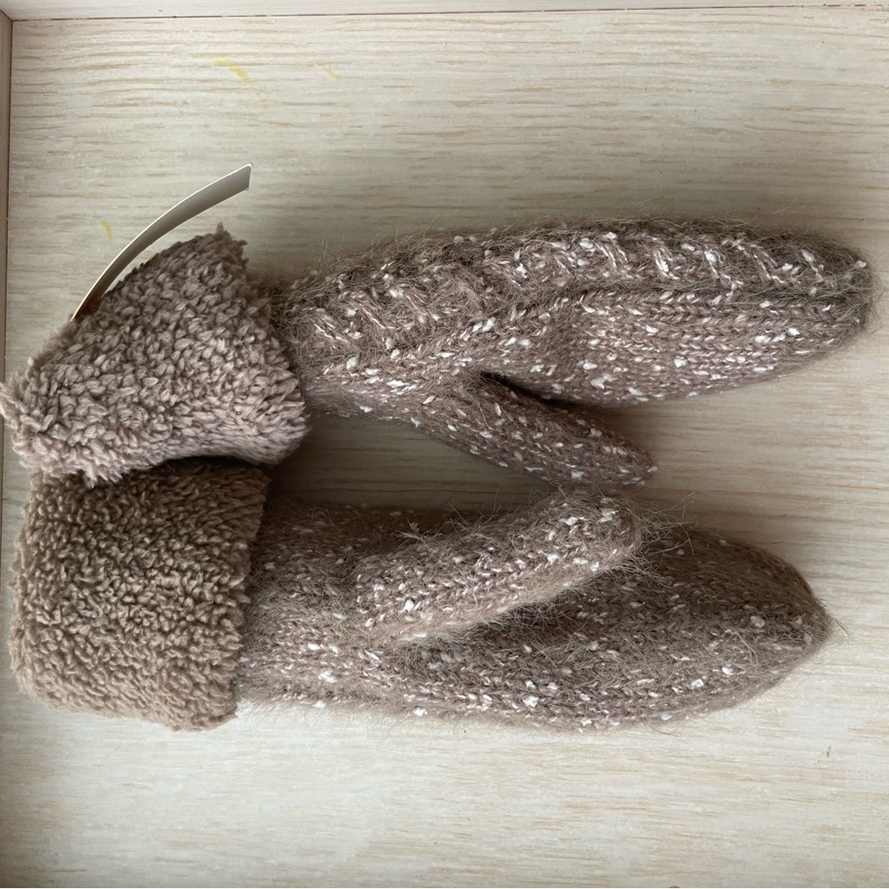 Cable knit mittens lined with faux shearling